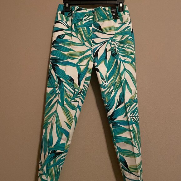 New York Company, The Audrey, Slim Crop Pants, size 2. - Picture 2 of 9